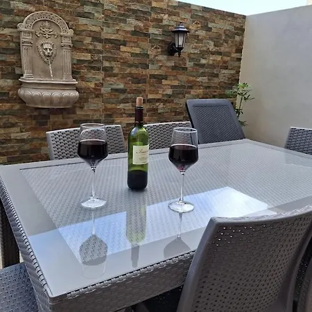 Water Lily Oasis Courtyard - 5min Walk To Apartamento