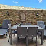 Water Lily Oasis Courtyard - 5min Walk To